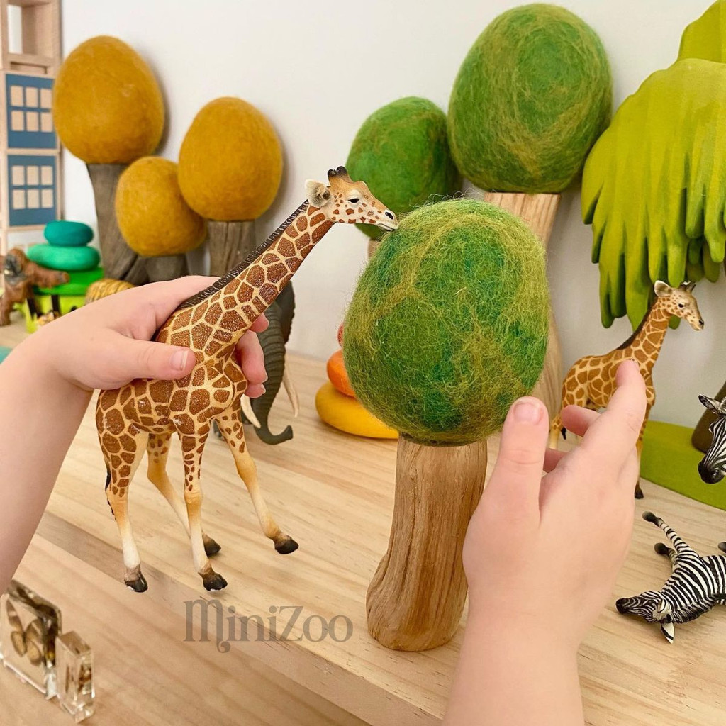  CollectA Reticulated Giraffe realistic looking toy in play MiniZoo