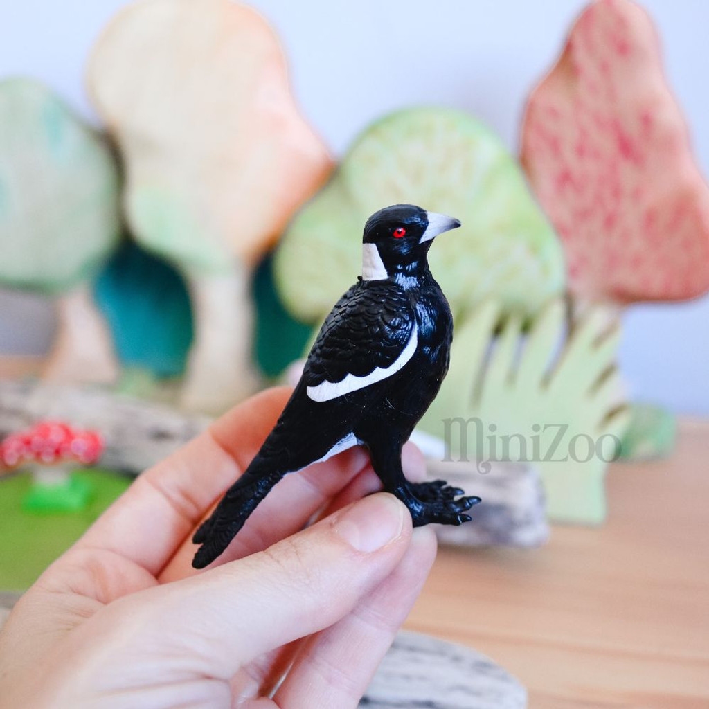 Science and Nature Magpie figurine 2024 MiniZoo