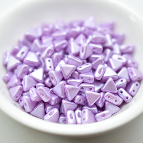 Kheops® par Puca® 25 Beads Pastel Lilac 6mm 2-Hole Triangle
