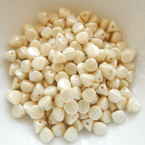 50 Beads - Ilos® par Puca® Paris - Opaque Ivory Ceramic Look - Czech Glass