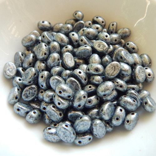 Samos® par Puca® (20 beads) 2-Hole 7x5mm Oval - Metallic Matte Old Silver Spotted