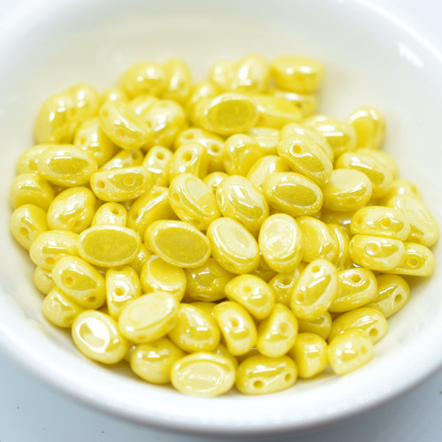 Samos® par Puca® (20 beads) 2-Hole 7x5mm Oval - Opaque Jonquil Luster
