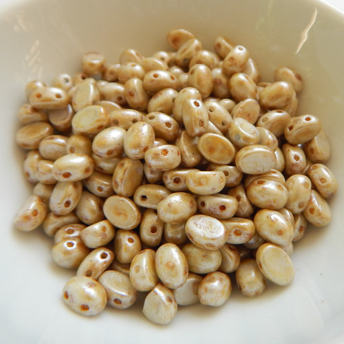 Samos® par Puca® (20 beads) 2-Hole 7x5mm Oval - Opaque Ivory Spotted