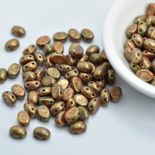 Samos® par Puca® (20 beads) 2-Hole 7x5mm Oval - Opaque Light Coral Gold Spotted