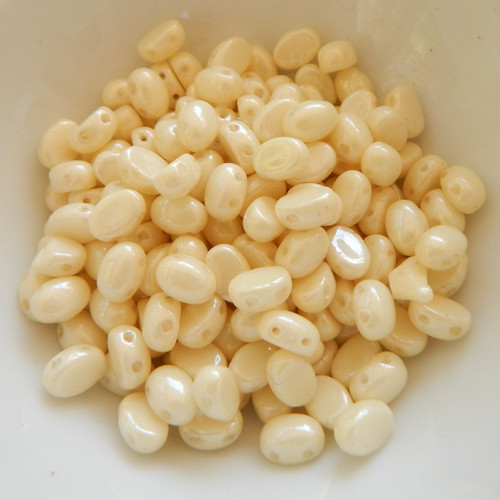 Samos® par Puca® (20 beads) 2-Hole 7x5mm Oval - Opaque Ivory Ceramic Look