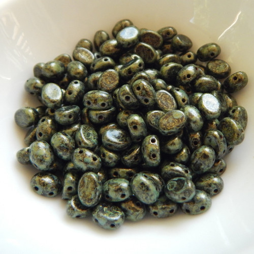 Samos® par Puca® (20 beads) 2-Hole 7x5mm Oval - Metallic Matte Green Spotted