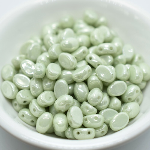Samos® par Puca® (20 beads) 2-Hole 7x5mm Oval Opaque Light Green Ceramic Look, Czech Glass