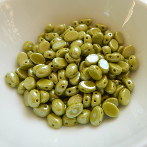 Samos® par Puca® (20 beads) 2-Hole 7x5mm Oval -Opaque Light Green Luster