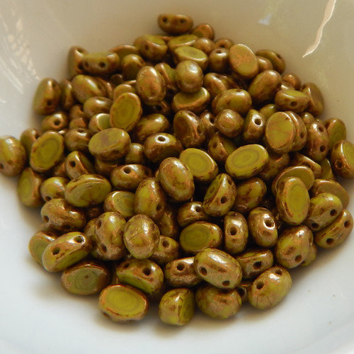 Samos® par Puca® (20 beads) 2-Hole 7x5mm Oval - Opaque Light Green Bronze