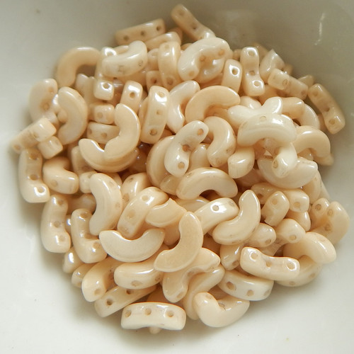 25 Beads - Arcos® par Puca® Paris Opaque Beige Ceramic Look - Czech Glass