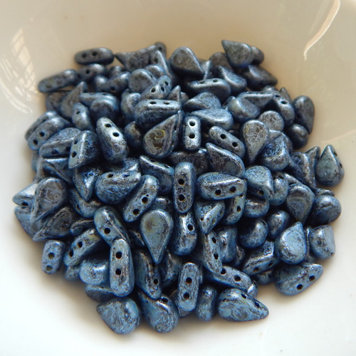 30 Beads - 5x8mm Amos® par Puca® Two Hole Drop Shape Metallic Matte Blue Spotted
