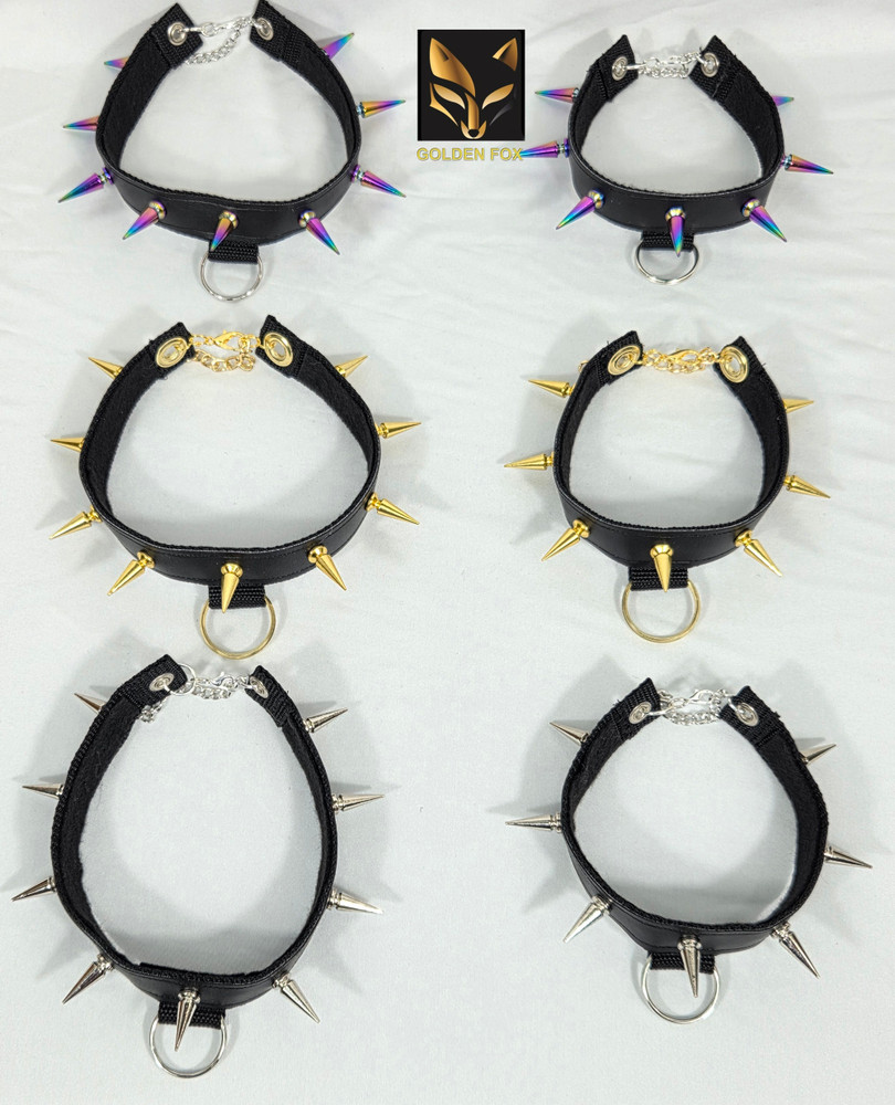 D-ring collar with spikes.
Choose your hardware!
Available in black leather, felt inside.