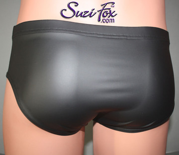 Men's Smooth Front, Brief Bikini, custom made by Suzi Fox
shown in Matte Black (no shine) stretch Vinyl/PVC coated spandex.
Available in gloss black, white, red, navy blue, royal blue, turquoise, neon pink, light pink, fuchsia, purple, matte black (no shine), matte white (no shine).
Optional belt loops and rear patch pockets available.
1 inch elastic at the waist.
Made in the U.S.A.