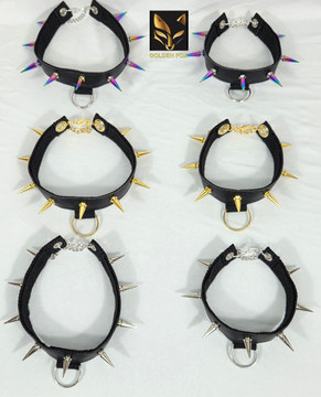 D-ring collar with spikes.
Choose your hardware!
Available in black leather, felt inside.