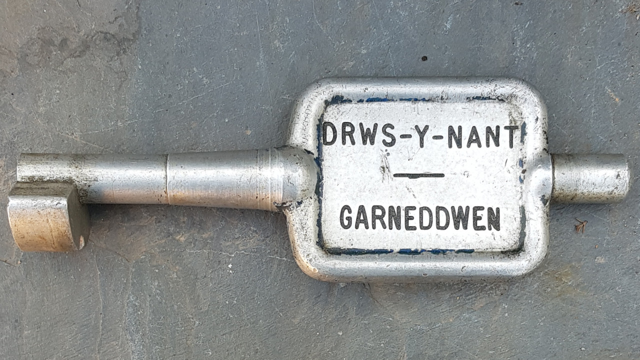 VT 3751. ALLOY SINGLE LINE KEY "DRYS-Y-NANT - GARNEDDWEN"