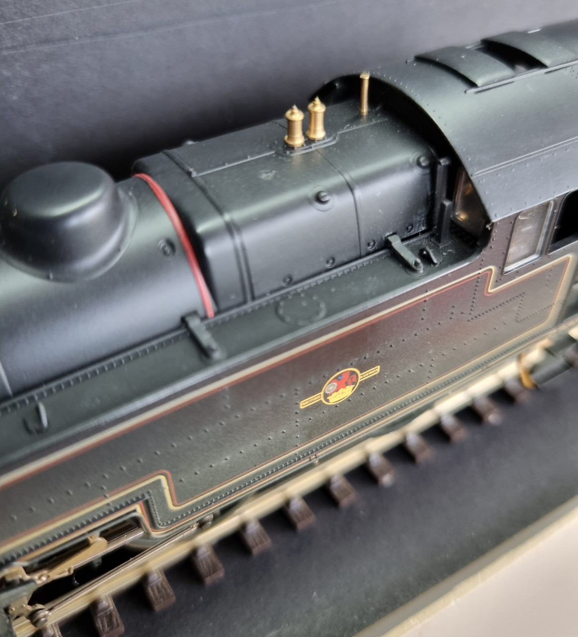 VT 5505. HORNBY DCC READY R 2637 4 MT TANK NO 42437 WEATHERED.