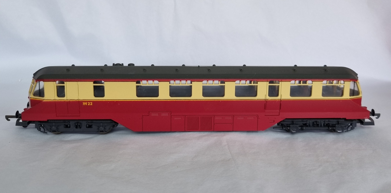 VT 5550 LIMA AEC DIESELRAILCAR IN PLUM AND MUSTARD