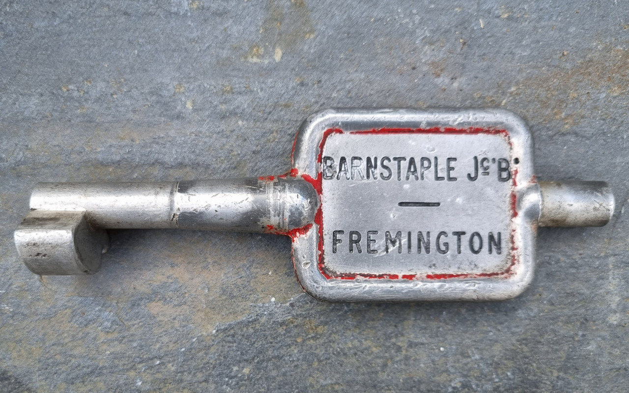 RA 7442  SINGLE LINE ALLOY KEY " BARNSTAPLE JC B- FREMINGTON"