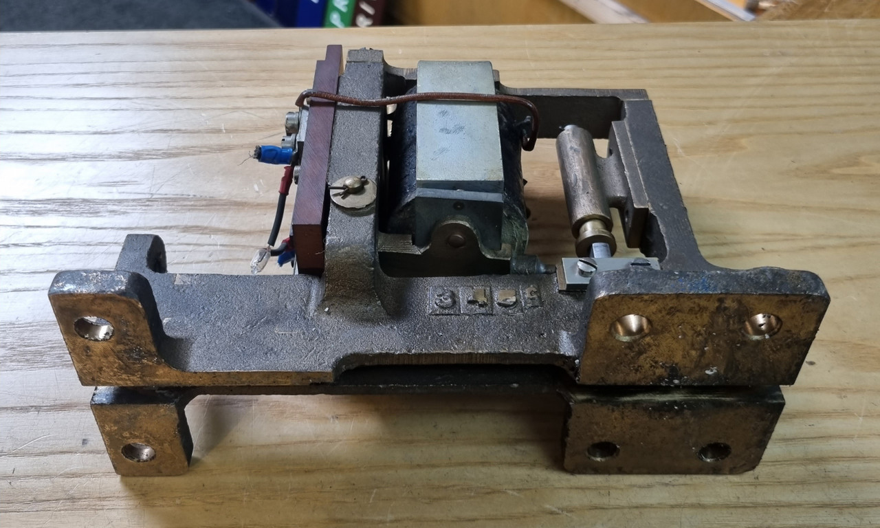 RA 7406A  G.W.R. 42 OHM ELECTRIC LEVER LOCK IN  WORKING ORDER