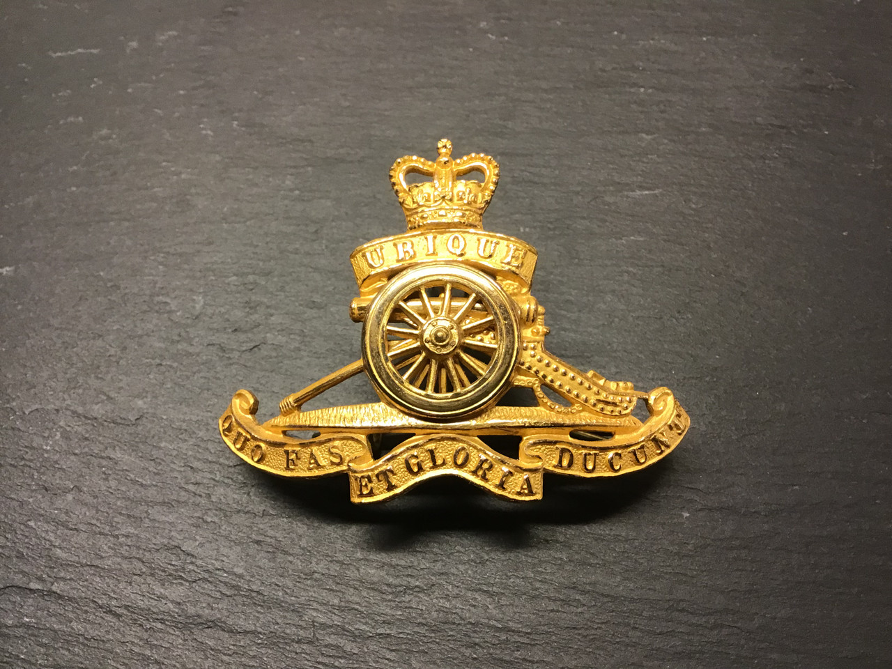 GD 725 ROYAL ARTILLERY OFFICER QUALITY CAP BADGE.