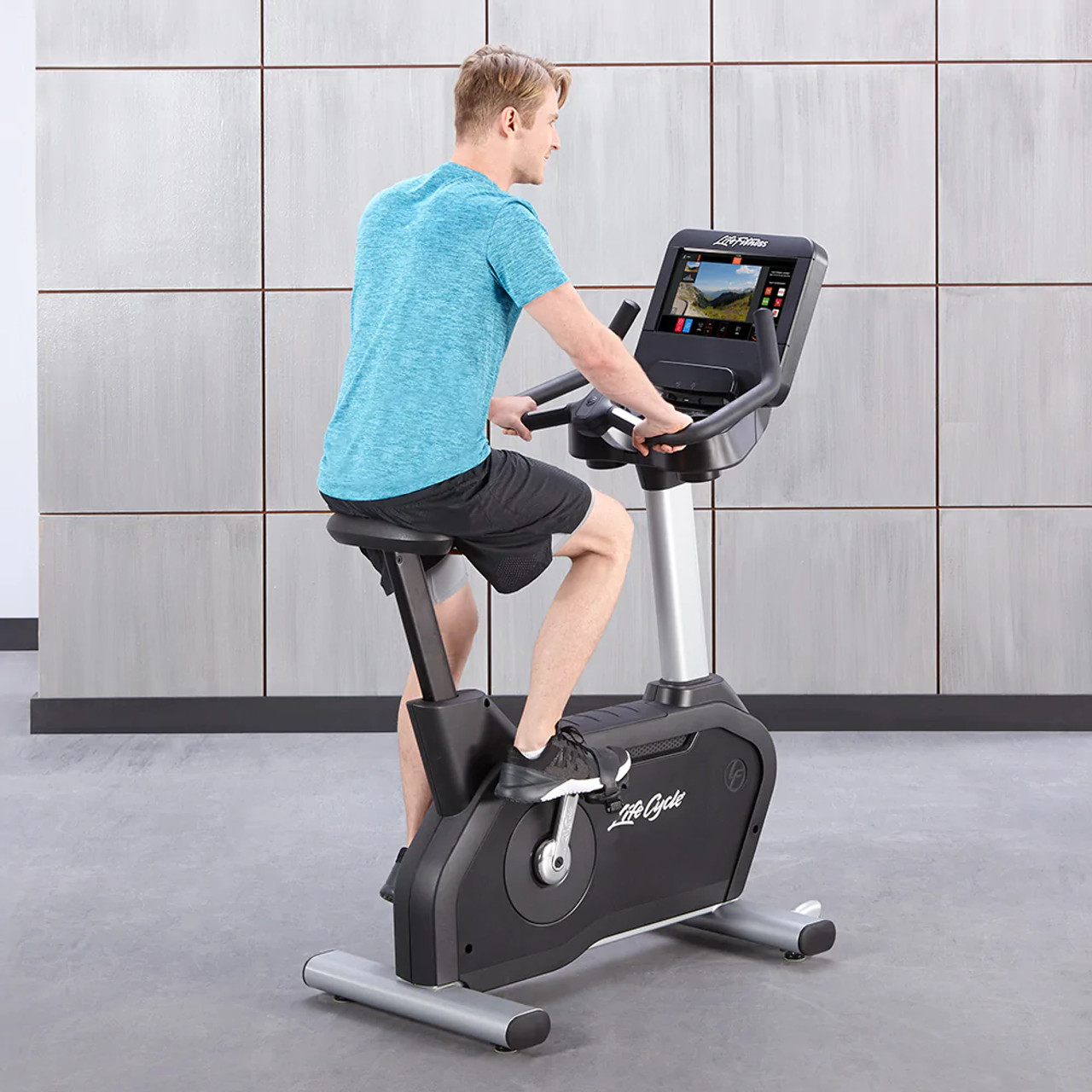 Life Fitness Club Series Plus Upright Lifecycle Exercise Bike