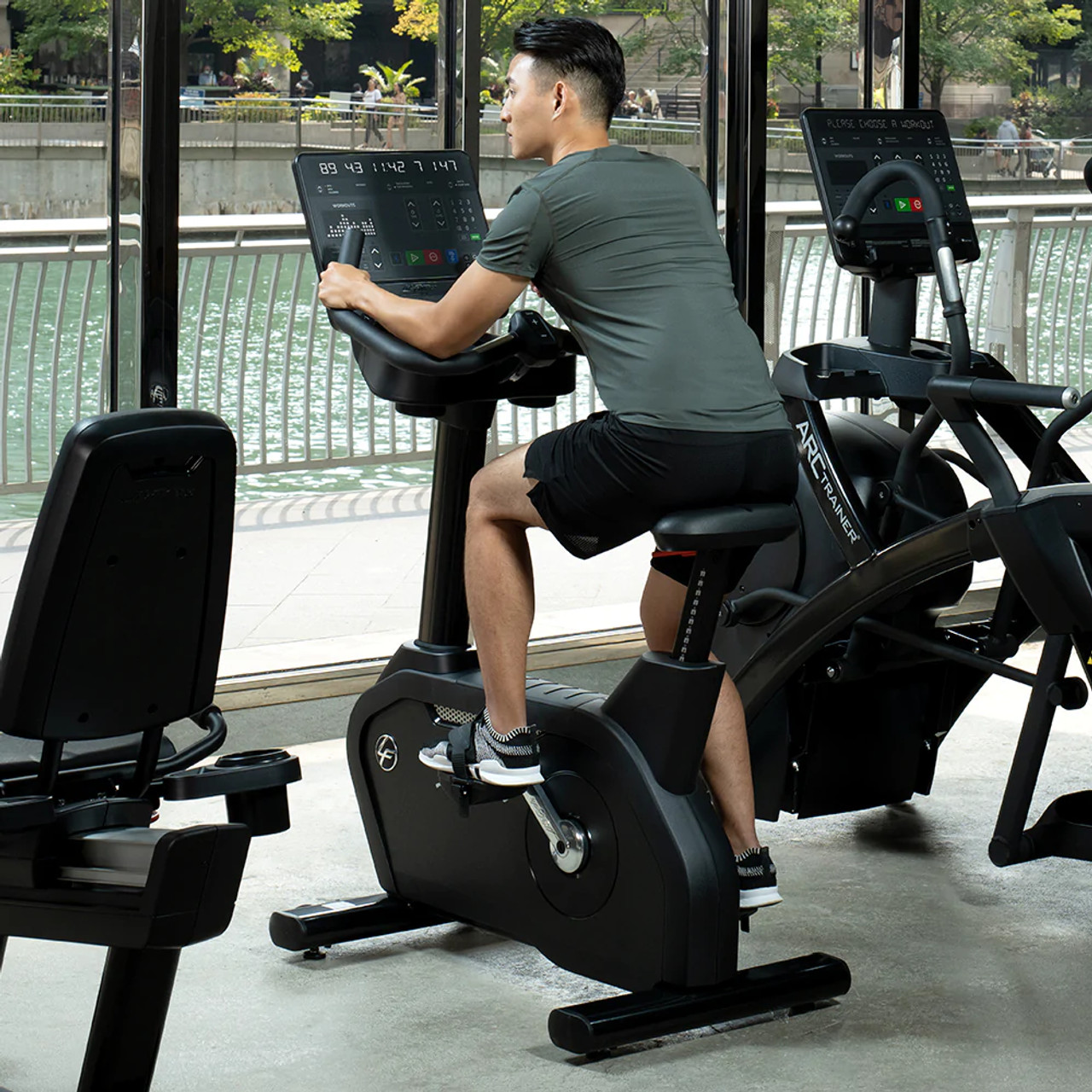 Life Fitness Club Series + Plus Upright Exercise Bike