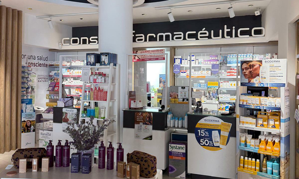 Interior de la Farmacia Mora Almonte en Huelva