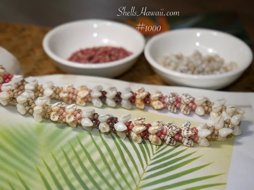 Angled view of Kipona style Niʻihau shell lei showing blended Momi and Kahelelani shells in white, pink, burgundy, green, and spotted tones, highlighting smooth color transitions and fine handcrafted Hawaiian jewelry ニイハウシェル ネックレス