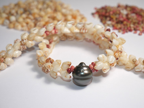 18" white, blue, black spotted, yellow Momi, pink, burgundy, natural Kahelelani shell kipona style shell lei with Tahitian pearl. #1014 18" white, blue, black spotted, yellow Momi, pink, burgundy, natural Kahelelani shell kipona style shell lei with Tahitian pearl. #1014