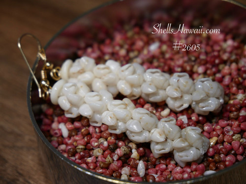 Crown flower-style Niʻihau shell earrings featuring two layers of Momi shells arranged in a soft ombré gradient from white to golden yellow, handcrafted with 14K gold-filled findings. A graceful and luminous design inspired by Hawaiian nature. Crown flower-style Niʻihau shell earrings featuring two layers of Momi shells arranged in a soft ombré gradient from white to golden yellow, handcrafted with 14K gold-filled findings. A graceful and luminous design inspired by Hawaiian nature.