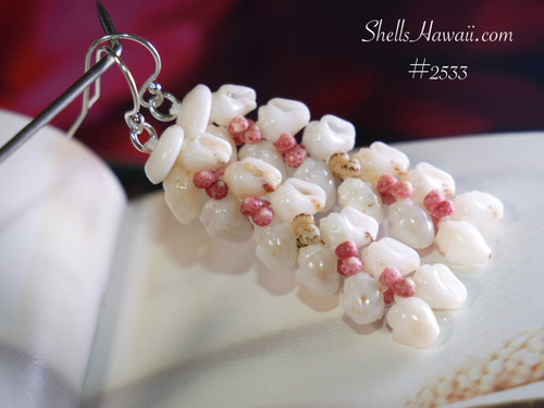 Authentic Niʻihau shells (モミシェル & カヘレラニ シェル), combining creamy off-white Momi with pink and green Kahelelani accents, arranged in Heliconia Flower style—natural elegance.