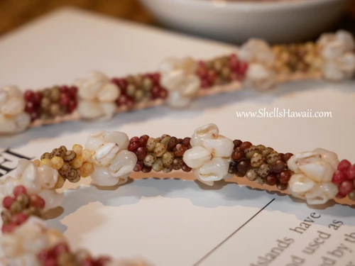 Traditional Hawaiian Kipona lei made from genuine Niʻihau shells, handcrafted shell necklace listing, artisan island jewelry image, ocean-inspired necklace gift, 貝殻アクセサリー, ハワイアンジュエリー