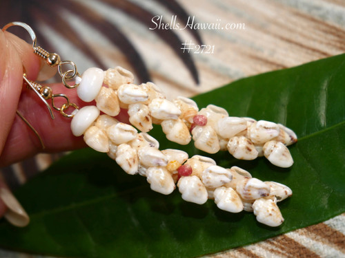 Authentic Niihau shell Kipona earrings with light yellow Momi shells and Kamoa Kahelelani shell accents handmade Hawaiian jewelry 貝殻ピアス ニイハウシェル
