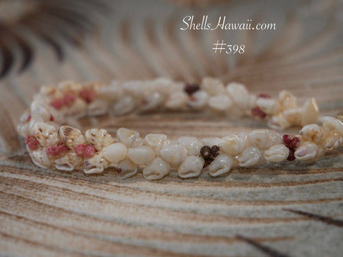 ninl_398
Side close-up Niihau shell bracelet with creamy momi shells and brown kahelelani beads, natural ocean-inspired jewelry