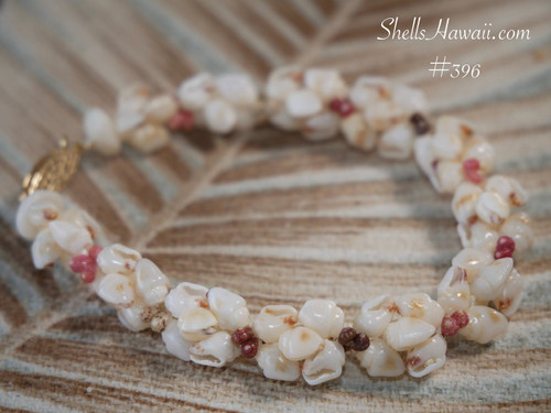 nibl_396
Niihau shell bracelet Kipona style with off white momi shells with red waha and colorful kahelelani shells in pink green red and brown tones
