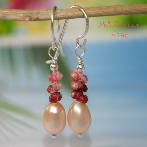 nier_3640
Handmade Hawaiian shell earrings featuring ombre burgundy and pink flower mini Kahelelani shells with freshwater pearls in a minimalist drop style. Dainty Niʻihau shell jewelry perfect for birthdays, graduation gifts, tropical everyday wear, or affordable Hawaii gifts for her.