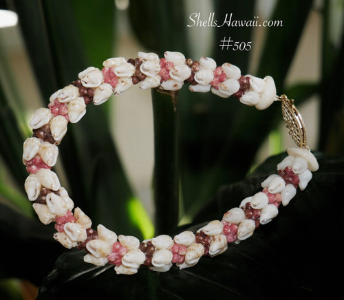 nibl_505
Handmade ombre style Kipona shell bracelet featuring genuine yellow Lenalena and off white Momi shells with pink flower, brown, black, and burgundy Kahelelani shell accents. Traditional Niʻihau shell bracelet with 14k gold filled safety clasp.