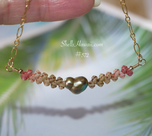 PD_572
Minimalist floating Kahelelani shell necklace with genuine Niihau shells and green bronze Keshi-style pearl featuring modern island style design and lightweight everyday Hawaiian jewelry look. Niihau shell necklace gift under $200, Hawaiian shell necklace gift under $200, ニイハウ ミニマリスト ネックレス.
