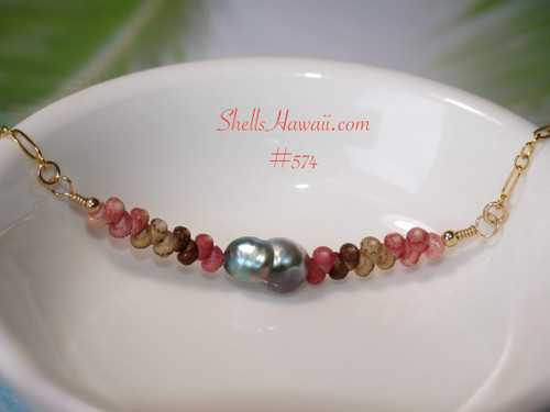 Minimalist Kahelelani shell necklace displayed in a white dish featuring colorful Niihau shells and a dark Tahitian Keshi-style pearl centerpiece with modern island style jewelry design. Hawaiian shell necklace gift under $200, Niihau shell necklace gift under $200, ニイハウ ミニマリスト ネックレス.
