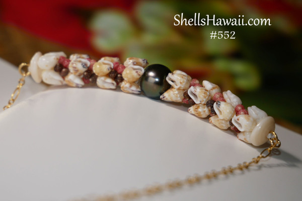 PD_552
Niʻihau shell pendant necklace with yellow Lenalena and white Momi shells, pink flower Kahelelani shells, and Tahitian pearl