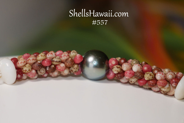 PD_557
Niʻihau shell pendant necklace in triple-strand Poepoe style made with Kahelelani shells and Tahitian pearl