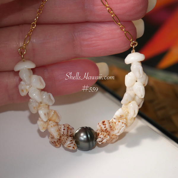 PD_559
Niʻihau shell Pikake style pendant necklace with Tahitian pearl, handmade Hawaiian shell jewelry with Momi and Kahelelani shells