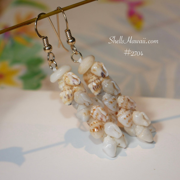 nier_2704
Niʻihau Momi Pikake style earrings featuring rare blue Momi shells and traditional Pikake design