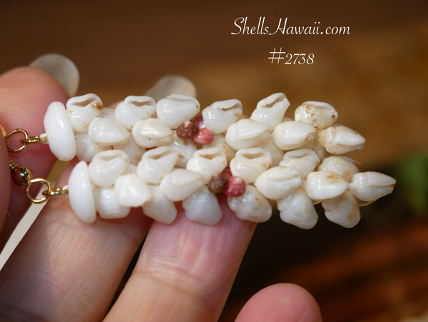 nier_2738
Kipona style Niʻihau shell earrings with off white Momi shells showing natural brown ocean markings and pink Kahelelani accents Hawaiian shell jewelry (貝殻ピアス)