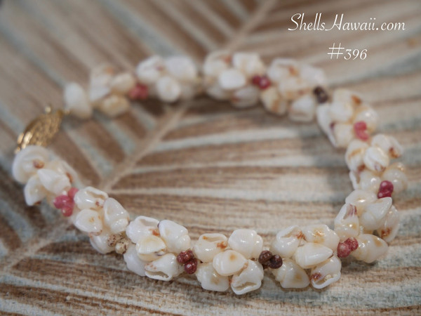 nibl_396
Niihau shell bracelet Kipona style with off white momi shells with red waha and colorful kahelelani shells in pink green red and brown tones