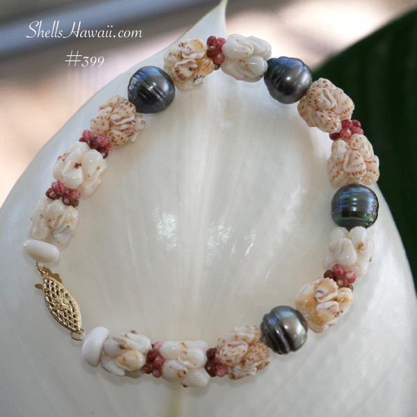 nibl_399
Niʻihau Momi and Kahelelani shell bracelet worn on wrist in crown flower design with Tahitian pearls, natural Hawaiian shell jewelry in soft earthy tones
