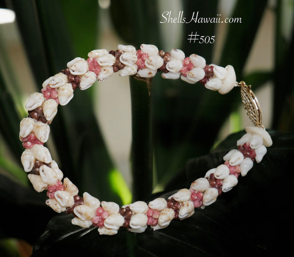 nibl_505
Handmade ombre style Kipona shell bracelet featuring genuine yellow Lenalena and off white Momi shells with pink flower, brown, black, and burgundy Kahelelani shell accents. Traditional Niʻihau shell bracelet with 14k gold filled safety clasp.
