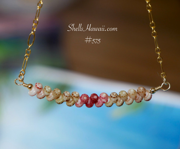 PD_575
Floating minimalist Niihau shell necklace featuring Keʻokeʻo, green, pink flower, and red burgundy Kahelelani shells on a fancy Italian 14k gold filled chain. Niihau shell necklace gift under $200, Hawaiian shell necklace gift under $200, ニイハウ ミニマリスト ネックレス.