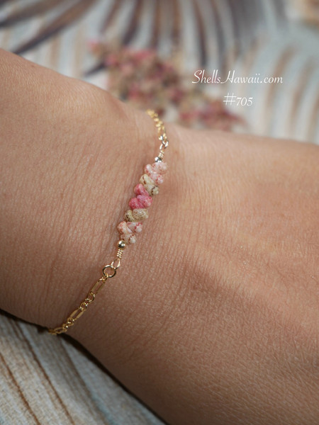 bl_705
Island charm Kahelelani shell bracelet worn on wrist featuring genuine Niʻihau shells in soft pink flower, keʻokeʻo, and ʻōmaʻomaʻo green tones accented with delicate 14k gold filled chain. Elegant everyday Hawaiian shell jewelry with refined coastal style and tropical island charm.