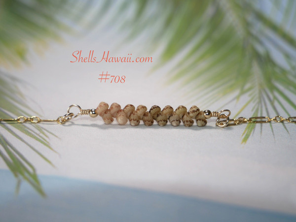 bl_708
Minimalist Hawaiian shell bracelet featuring genuine Kahelelani shells from Niʻihau arranged in an ombré floating design with ʻōmaʻomaʻo green and keʻokeʻo shells. Delicate handcrafted island jewelry accented with 14k gold filled chain and tropical inspired presentation.
